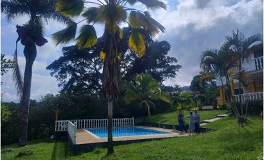 Venta de Casa Campestre con Piscina Privada en La Mesa Cundi