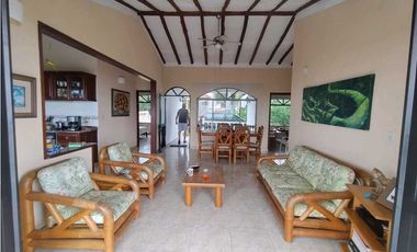 Venta de Casa Campestre con Piscina Privada en La Mesa Cundi