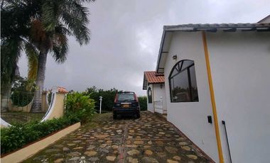 Venta de Casa Campestre con Piscina Privada en La Mesa Cundi