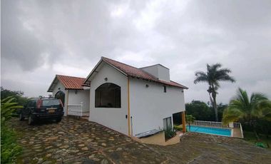 Venta de Casa Campestre con Piscina Privada en La Mesa Cundi