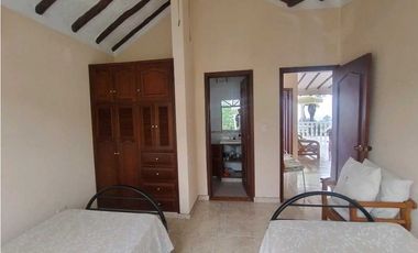 Venta de Casa Campestre con Piscina Privada en La Mesa Cundi