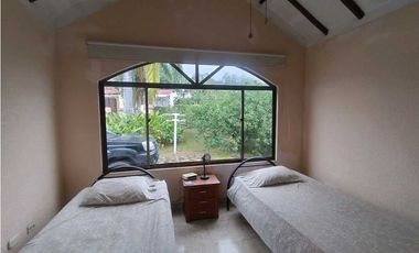 Venta de Casa Campestre con Piscina Privada en La Mesa Cundi