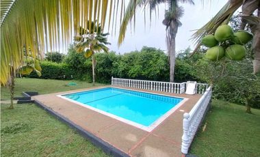 Venta de Casa Campestre con Piscina Privada en La Mesa Cundi