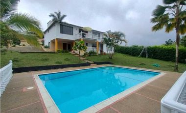 Venta de Casa Campestre con Piscina Privada en La Mesa Cundi