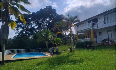 Venta de Casa Campestre con Piscina Privada en La Mesa Cundi