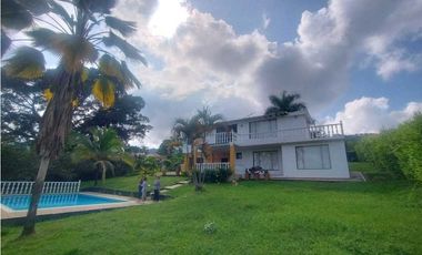 Venta de Casa Campestre con Piscina Privada en La Mesa Cundi