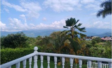 Venta de Casa Campestre con Piscina Privada en La Mesa Cundi