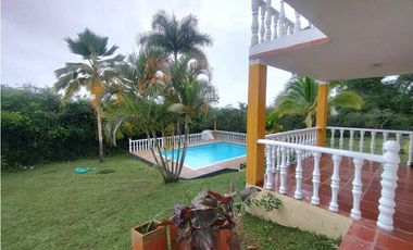 Venta de Casa Campestre con Piscina Privada en La Mesa Cundi