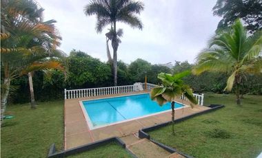 Venta de Casa Campestre con Piscina Privada en La Mesa Cundi