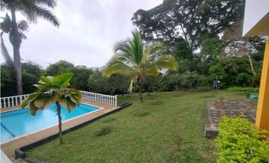 Venta de Casa Campestre con Piscina Privada en La Mesa Cundi