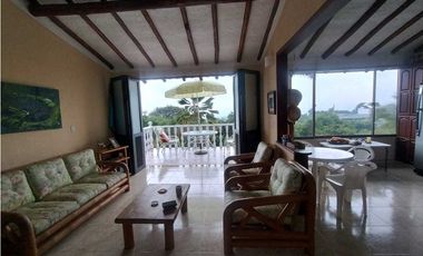 Venta de Casa Campestre con Piscina Privada en La Mesa Cundi