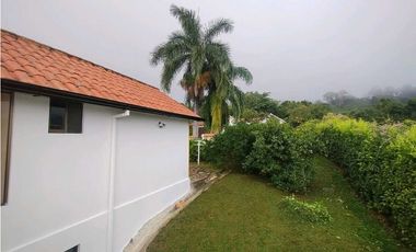 Venta de Casa Campestre con Piscina Privada en La Mesa Cundi