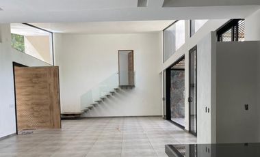Hermosa casa moderna en Avándaro.