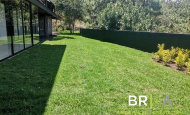 Atractiva casa nueva con vista al lago en condominio en Valle de Bravo