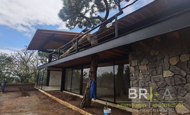 Atractiva casa nueva con vista al lago en condominio en Valle de Bravo