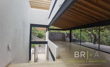 Atractiva casa nueva con vista al lago en condominio en Valle de Bravo