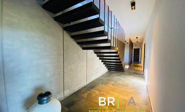 Casa en venta con vista espectacular al lago.