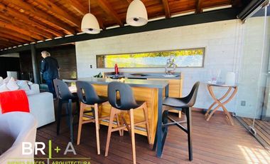 Casa en venta con vista espectacular al lago.