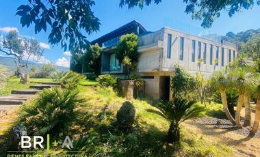 Casa en venta con vista espectacular al lago.