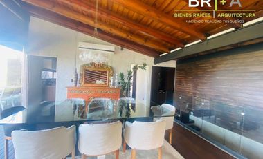 Casa en venta con vista espectacular al lago.