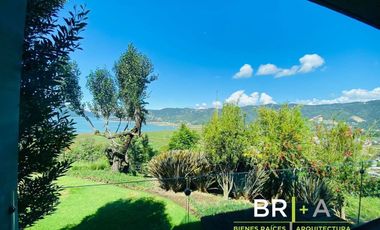 Casa en venta con vista espectacular al lago.