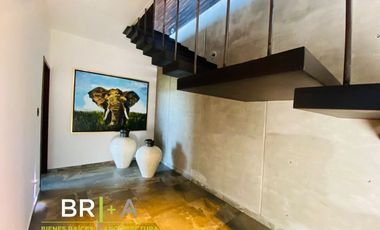 Casa en venta con vista espectacular al lago.