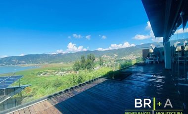 Casa en venta con vista espectacular al lago.