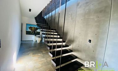Casa en venta con vista espectacular al lago.