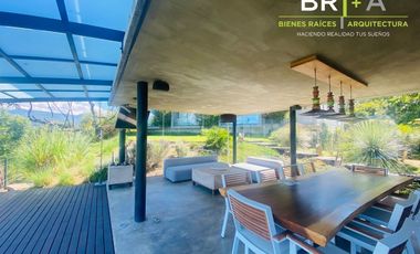 Casa en venta con vista espectacular al lago.