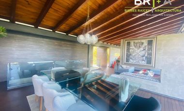 Casa en venta con vista espectacular al lago.