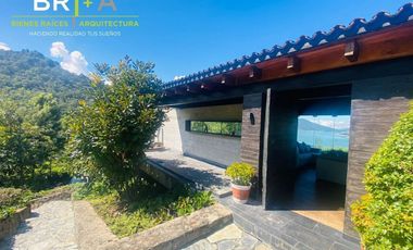 Casa en venta con vista espectacular al lago.