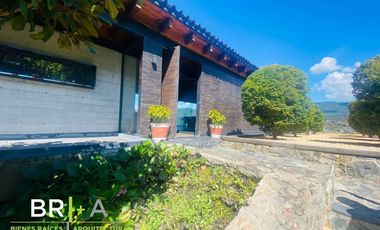 Casa en venta con vista espectacular al lago.