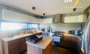 Casa en venta con vista espectacular al lago.