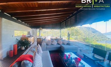 Casa en venta con vista espectacular al lago.