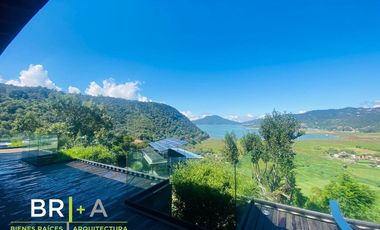 Casa en venta con vista espectacular al lago.