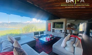 Casa en venta con vista espectacular al lago.