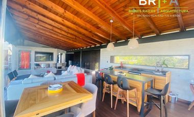 Casa en venta con vista espectacular al lago.