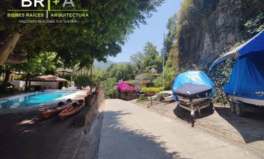 Excelente propiedad con acceso al lago en zona de Avándaro.