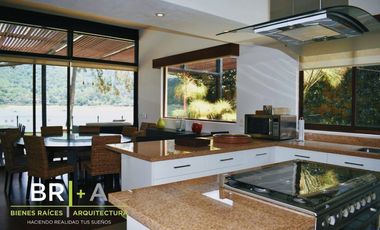 Casa en exclusivo condominio en la Peña  con acceso y vista al lago.