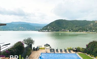 Casa en exclusivo condominio en la Peña  con acceso y vista al lago.