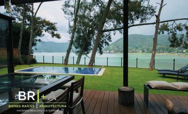 Casa en exclusivo condominio en la Peña  con acceso y vista al lago.
