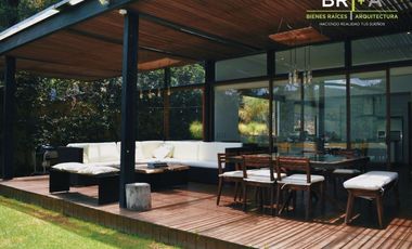 Casa en exclusivo condominio en la Peña  con acceso y vista al lago.