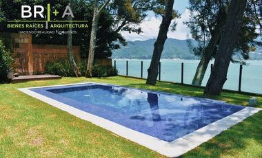 Casa en exclusivo condominio en la Peña  con acceso y vista al lago.