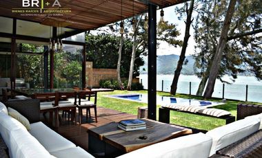 Casa en exclusivo condominio en la Peña  con acceso y vista al lago.