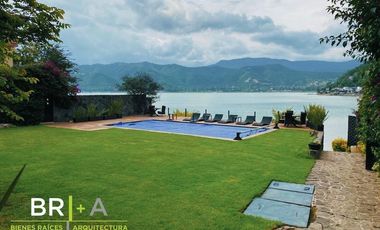 Casa en exclusivo condominio en la Peña  con acceso y vista al lago.