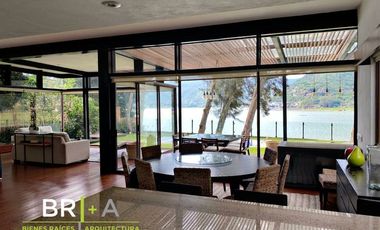 Casa en exclusivo condominio en la Peña  con acceso y vista al lago.