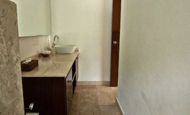 Casa en exclusivo condominio en la Peña  con acceso y vista al lago.