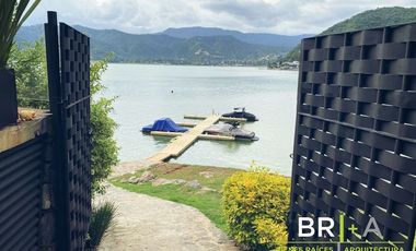 Casa en exclusivo condominio en la Peña  con acceso y vista al lago.