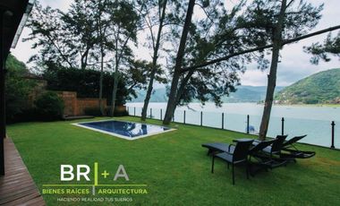 Casa en exclusivo condominio en la Peña  con acceso y vista al lago.