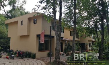 Casa rodeada de hermosas vistas y con río en el Club de Golf Avándaro